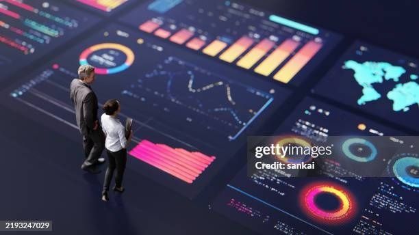 Zwei Personen betrachten ein digitales Marketing-Dashboard mit Diagrammen